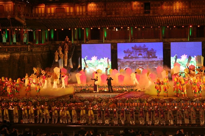 Kết thúc chương trình là màn múa vũ điệu hoa đăng của đoàn nghệ thuật cung đình Huế và màn pháo hoa rực rỡ hứa hẹn một mùa Festiva và một năm du lịch quốc gia thành công.